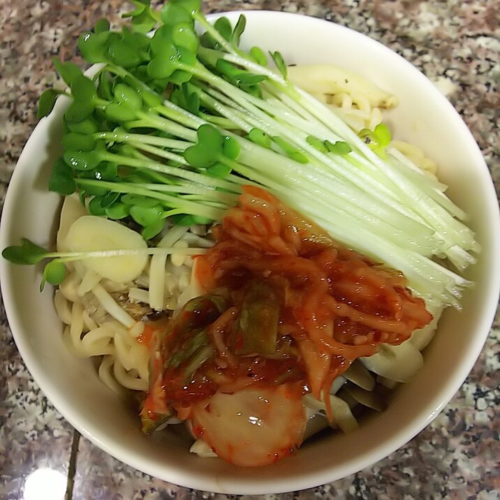 きのことカイワレとキムチの冷やしラーメン